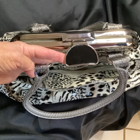 EUC animal leopard cheetah black/white shoulder bag beauty - Picture 12 of 17